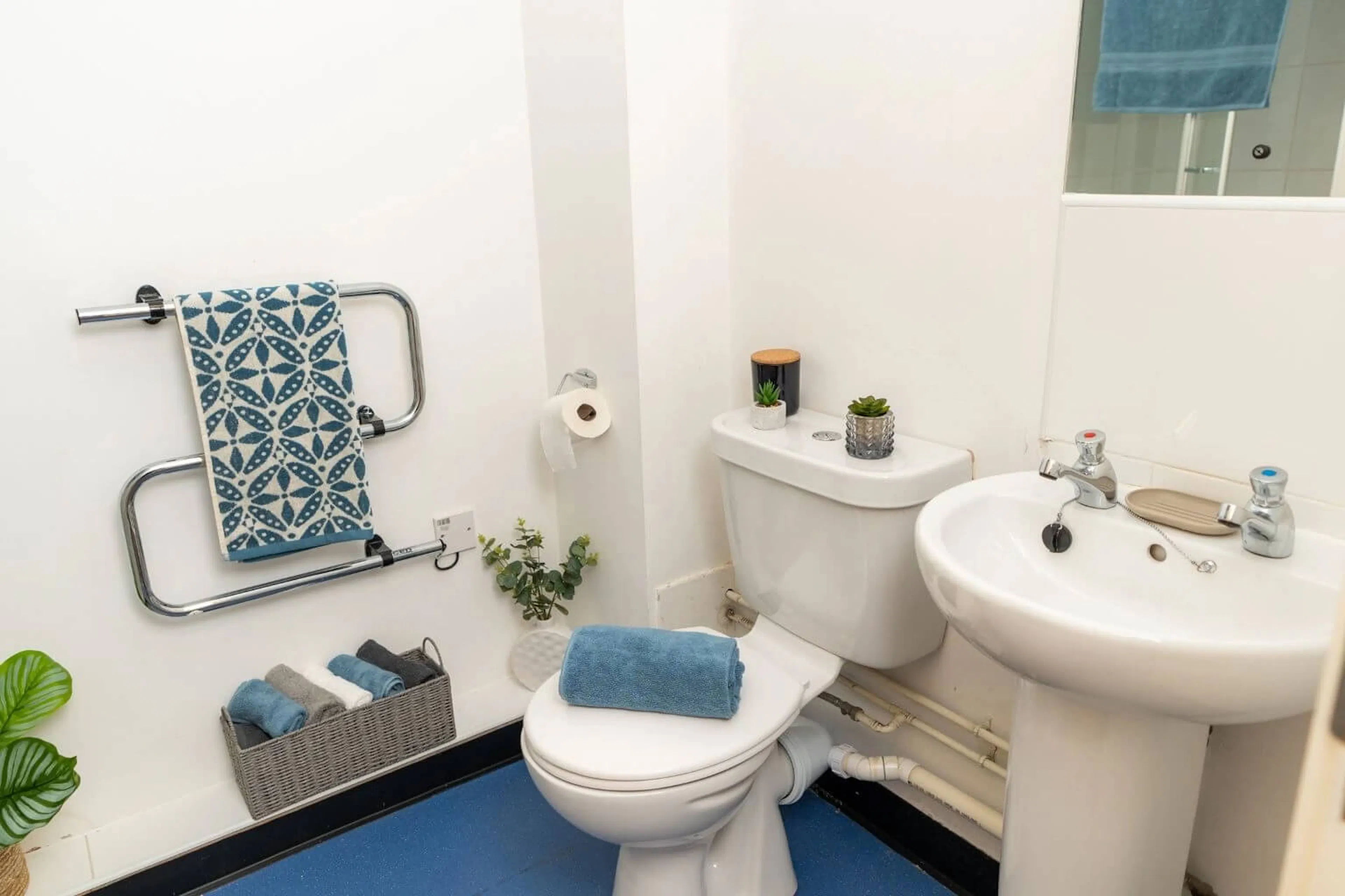 Double En-suite BATHROOM 3