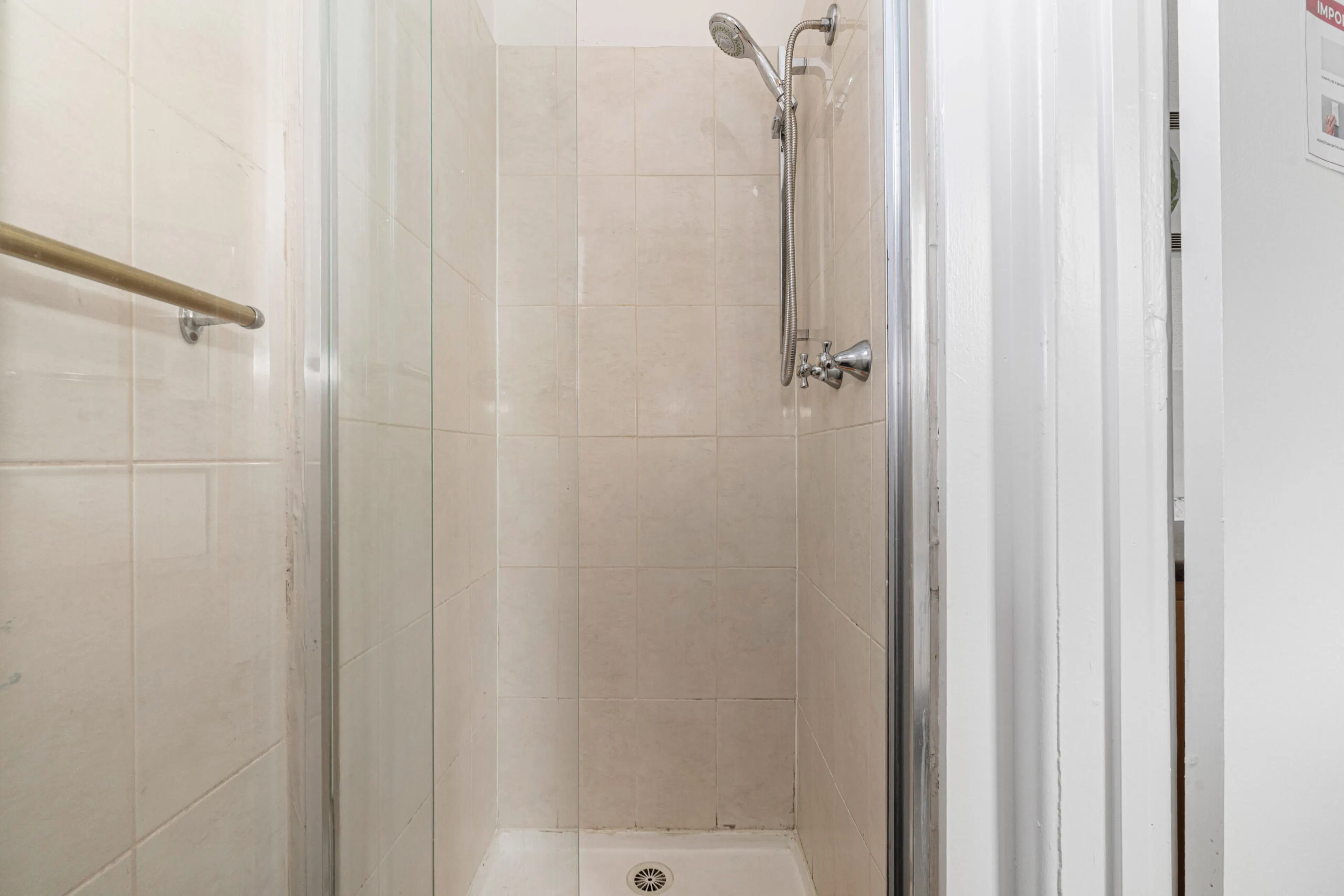 Twin Room BATHROOM 1