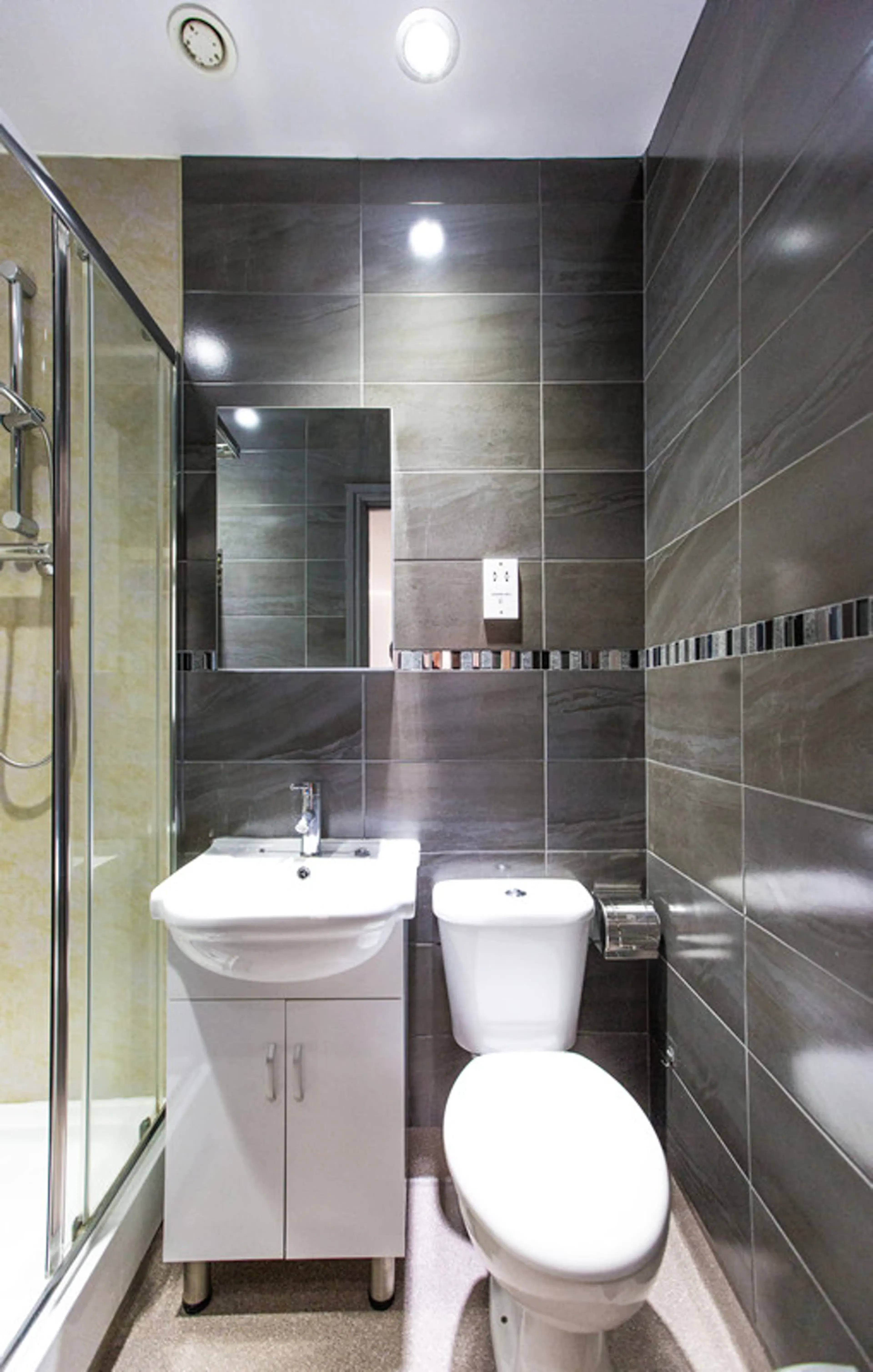 Ensuite BATHROOM 4