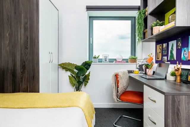 Non Ensuite: Two Bed Flat Highest Double room image 2