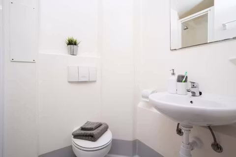 st-martins-house-leicester-BATHROOM