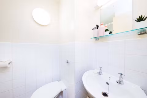 castle-court-leicester-leicester-BATHROOM
