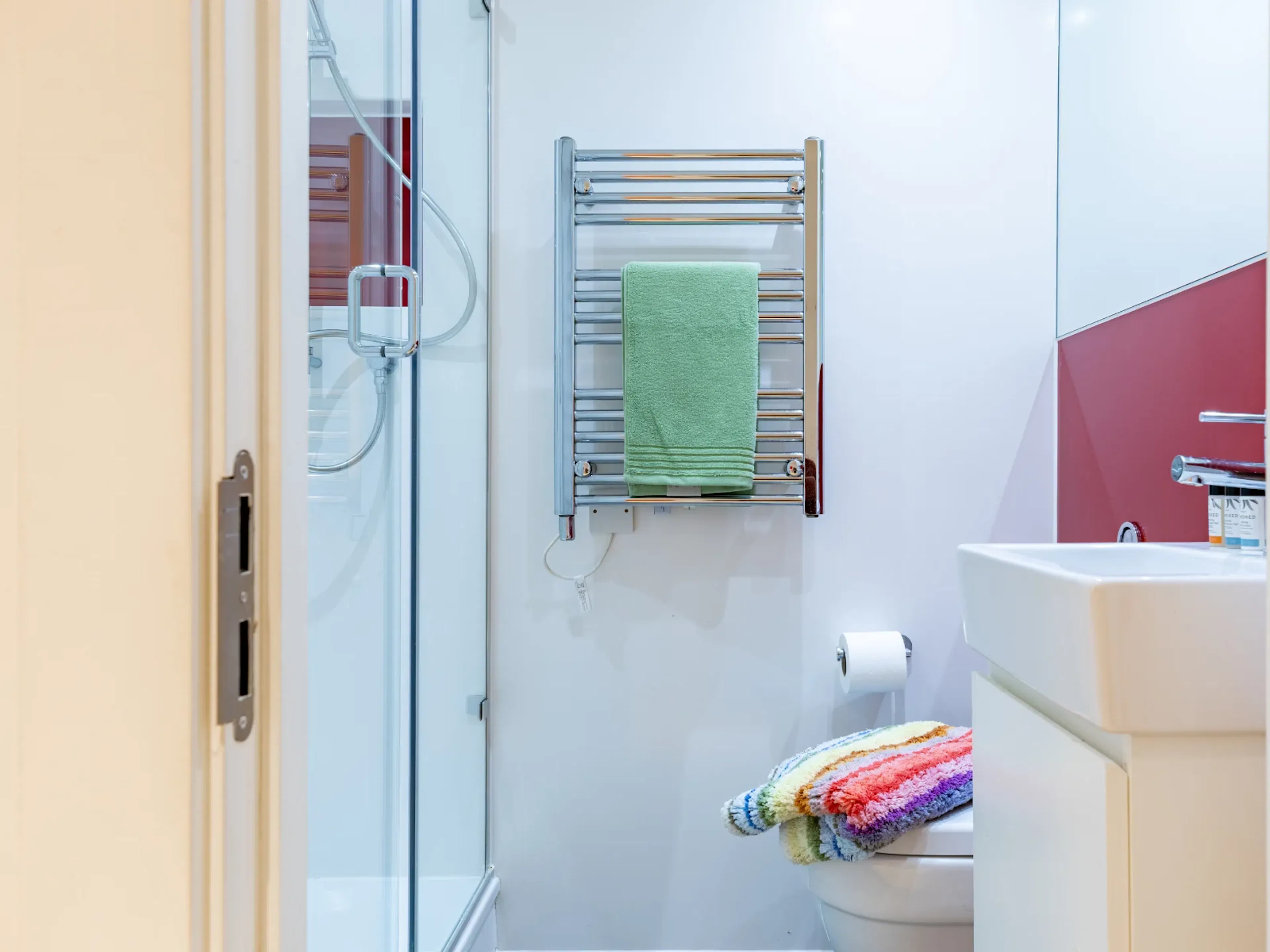 Economy En Suite BATHROOM 2