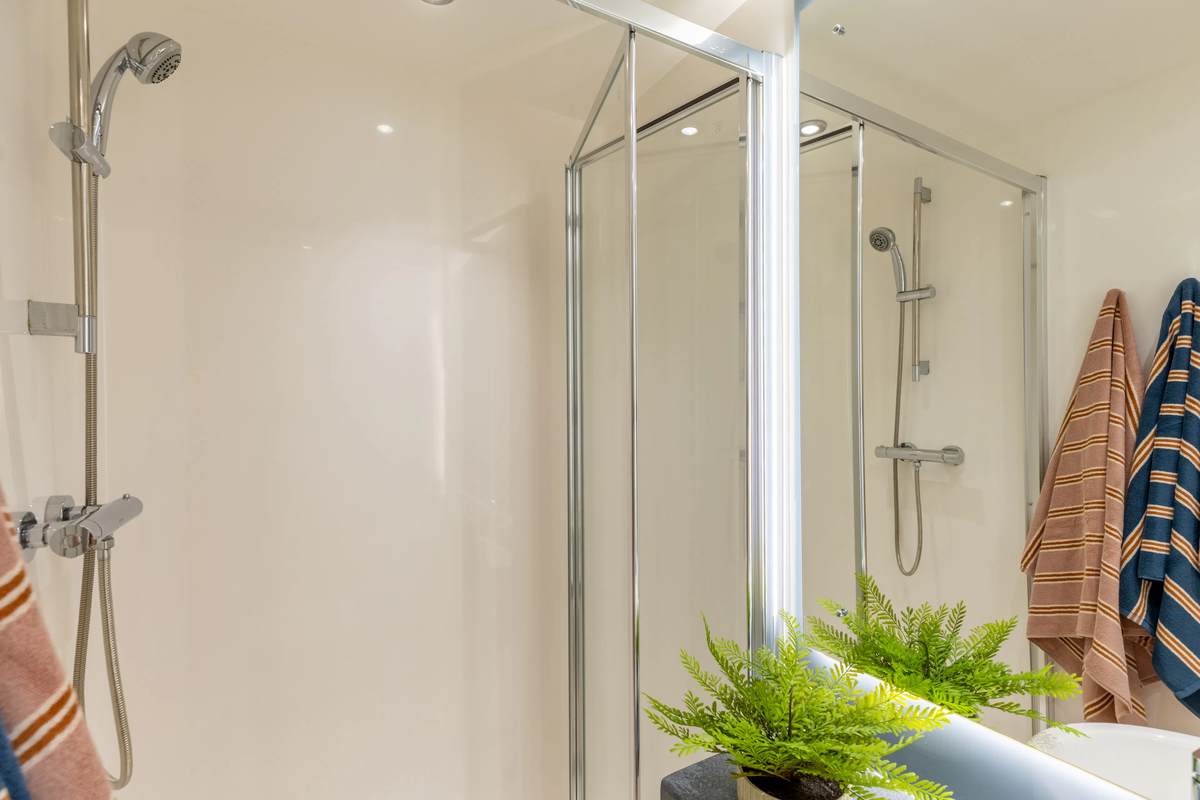 Premium En-Suite BATHROOM 3
