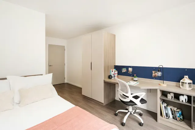 Ensuite room image 2