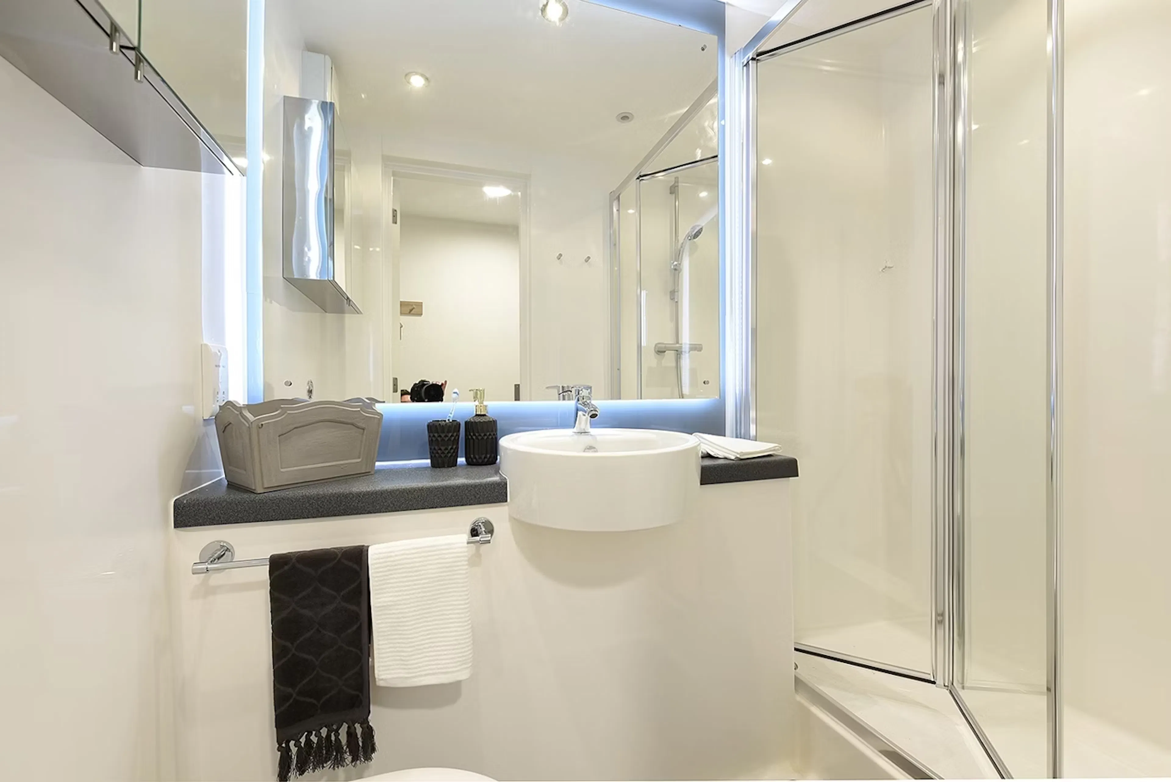 Ensuite Bronze BATHROOM 2