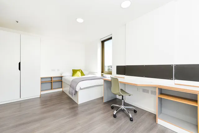 Ensuite Gold Plus room image 1