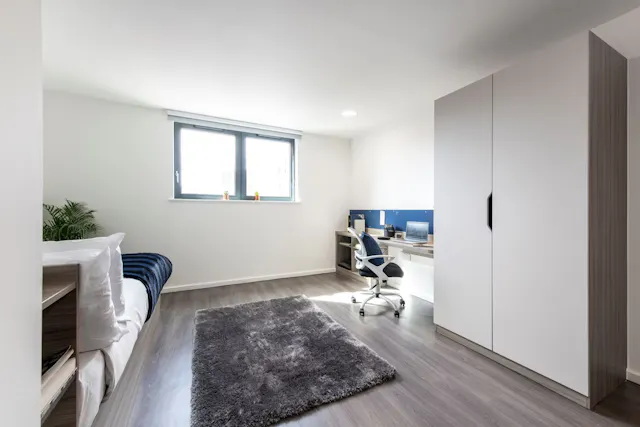 Ensuite Gold Plus room image 2