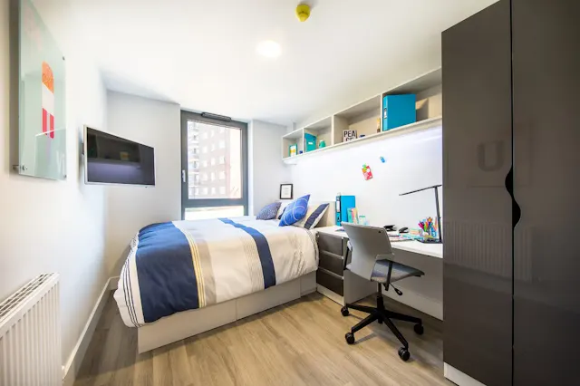 8 Bed Cluster En-suite room image 1