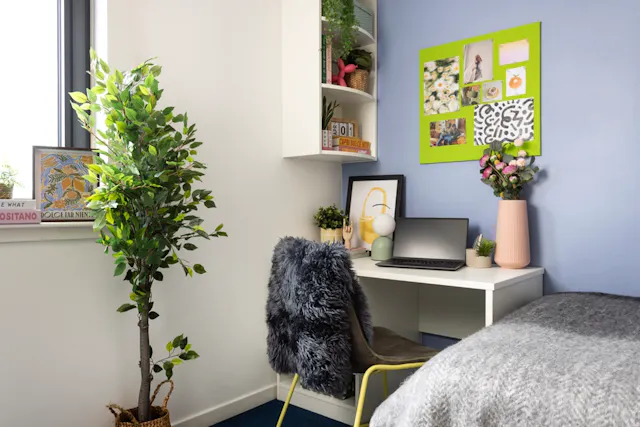 Ensuite: Two Bed Flat Medium High Double room image 2