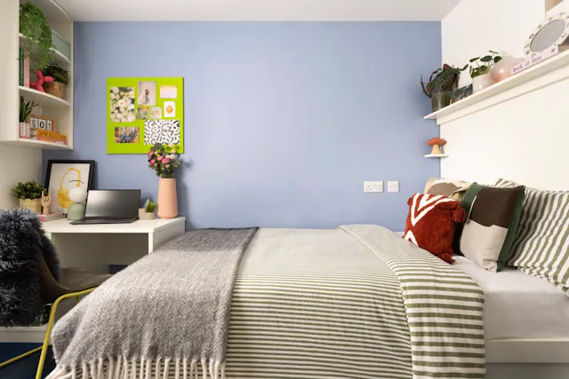 Ensuite: Two Bed Flat Medium High Double room image 1