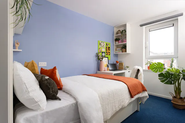 Ensuite: Three Bed Flat Medium High Double room image 1