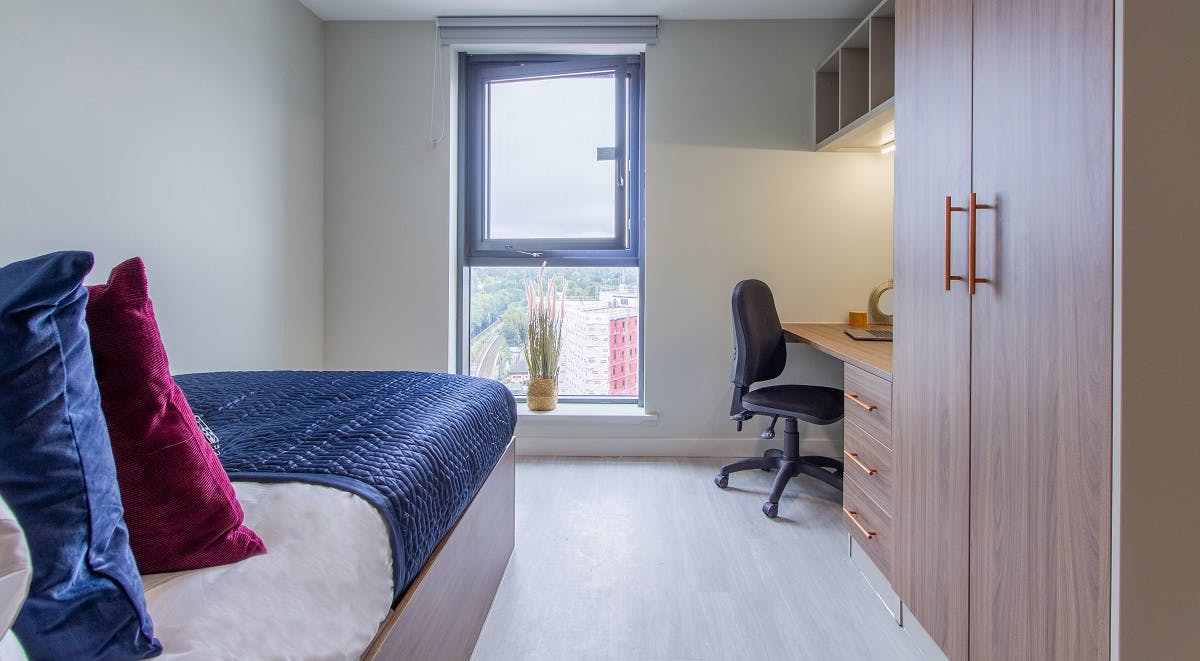 the-toybox-1-birmingham-En-Suite Cluster City View