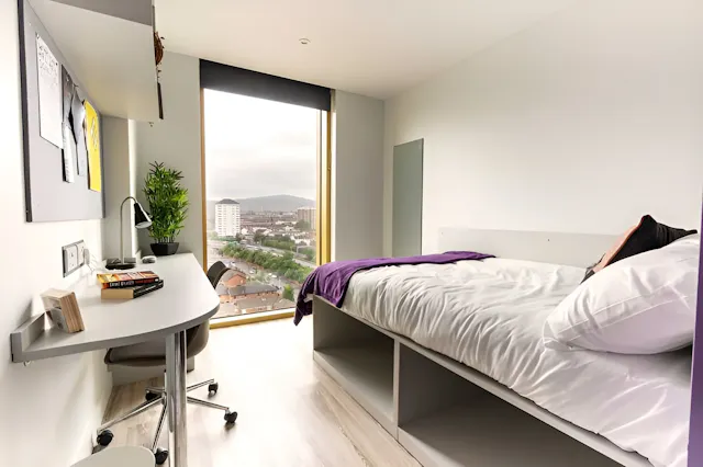 En Suite – Building View room image 1