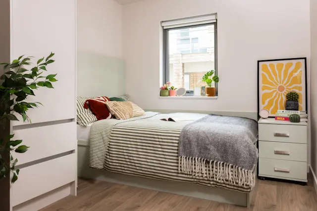 Ensuite: Three Bed Flat Extra Large Standard Double room image 1