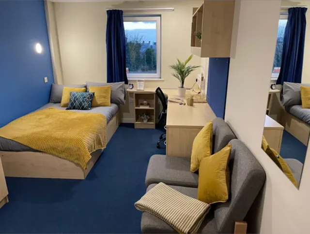 Ensuite-Bronze room image 1
