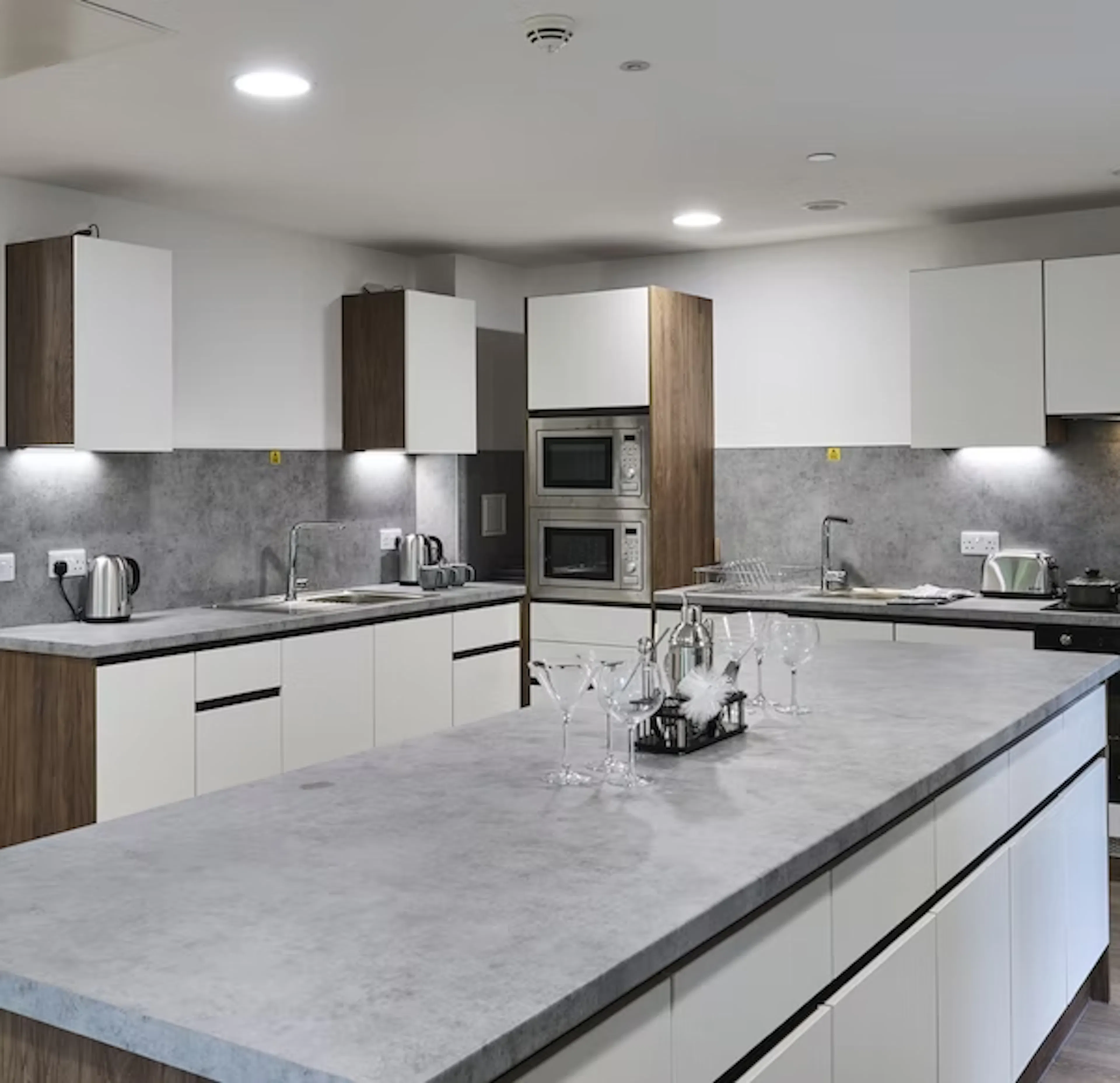 Bronze En-Suite KITCHEN 1