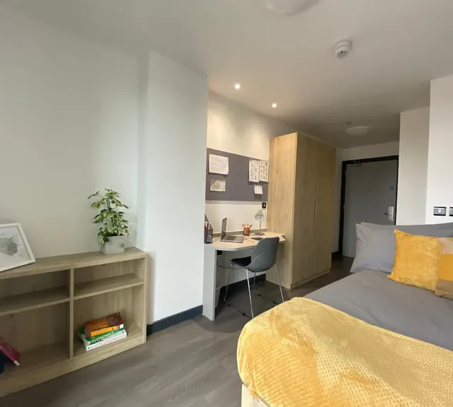 Ensuite-Silver room image 2