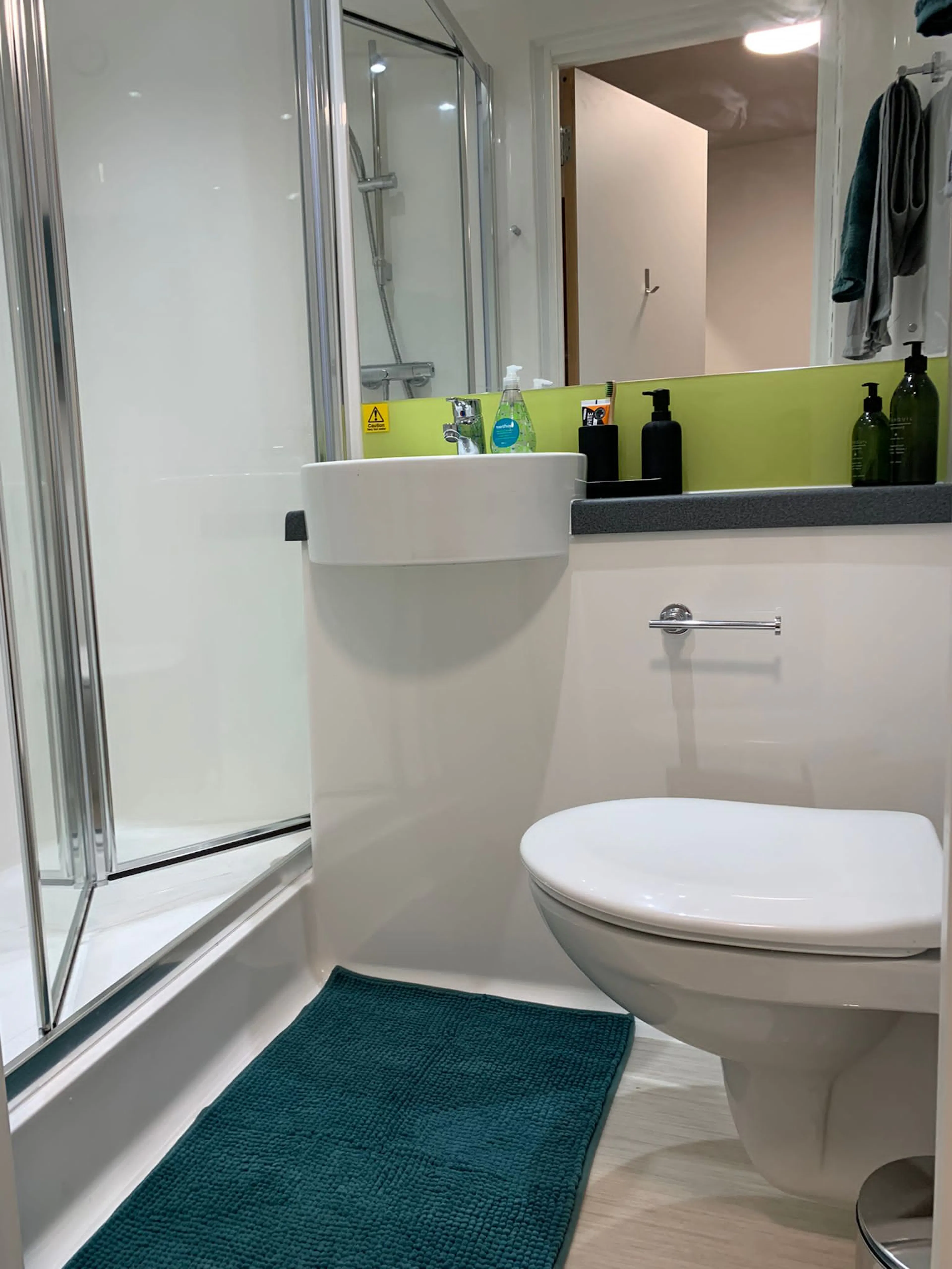 Ensuite Room BATHROOM 2