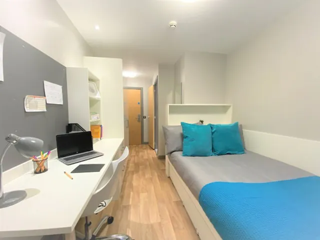 Ensuite-Bronze room image 1