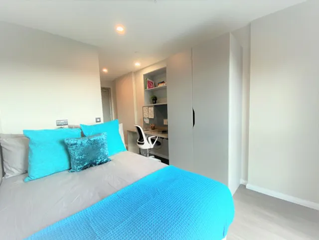 Ensuite Bronze room image 1