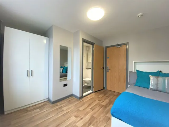 Ensuite-Bronze Plus room image 2