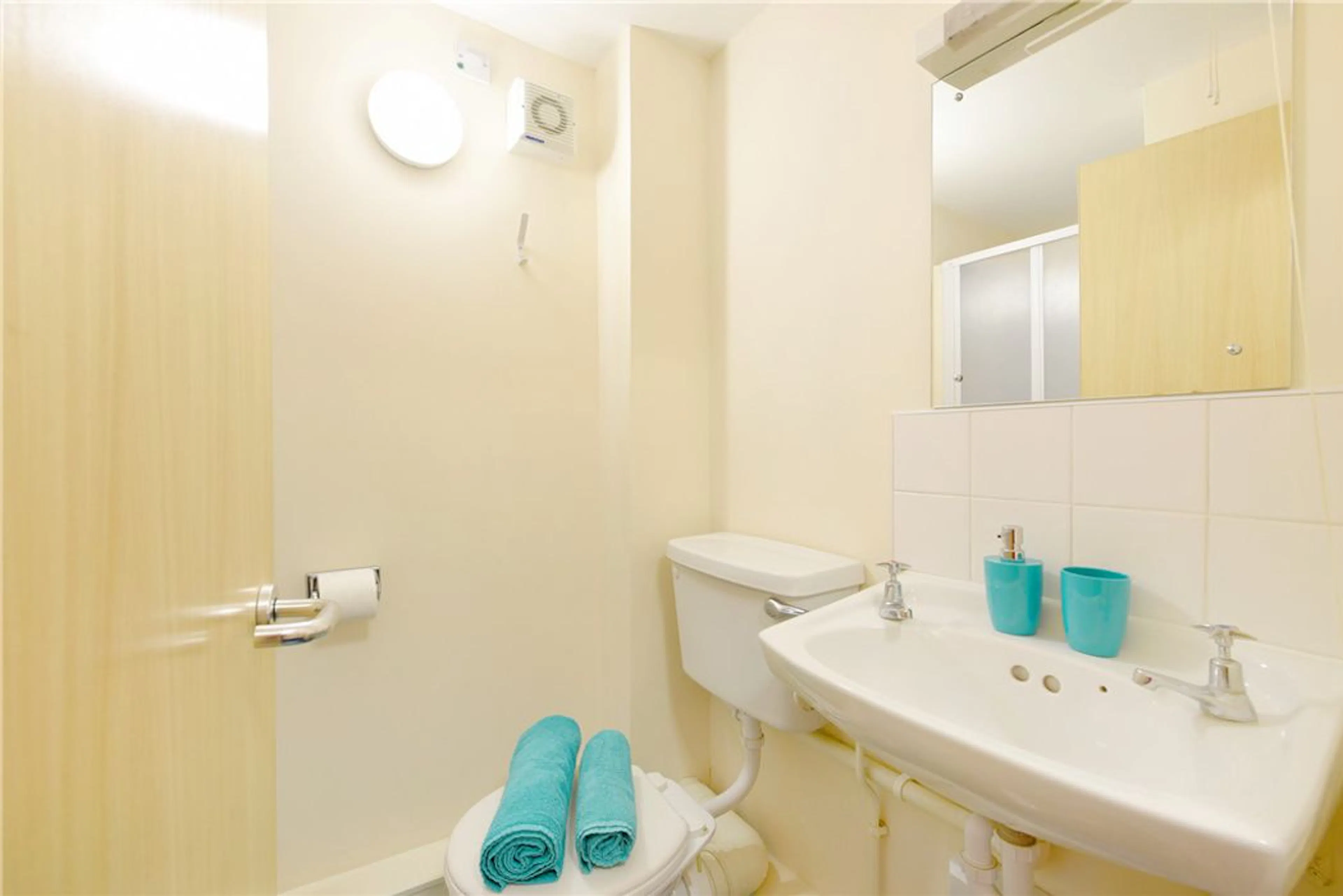 Bronze En-Suite BATHROOM 2