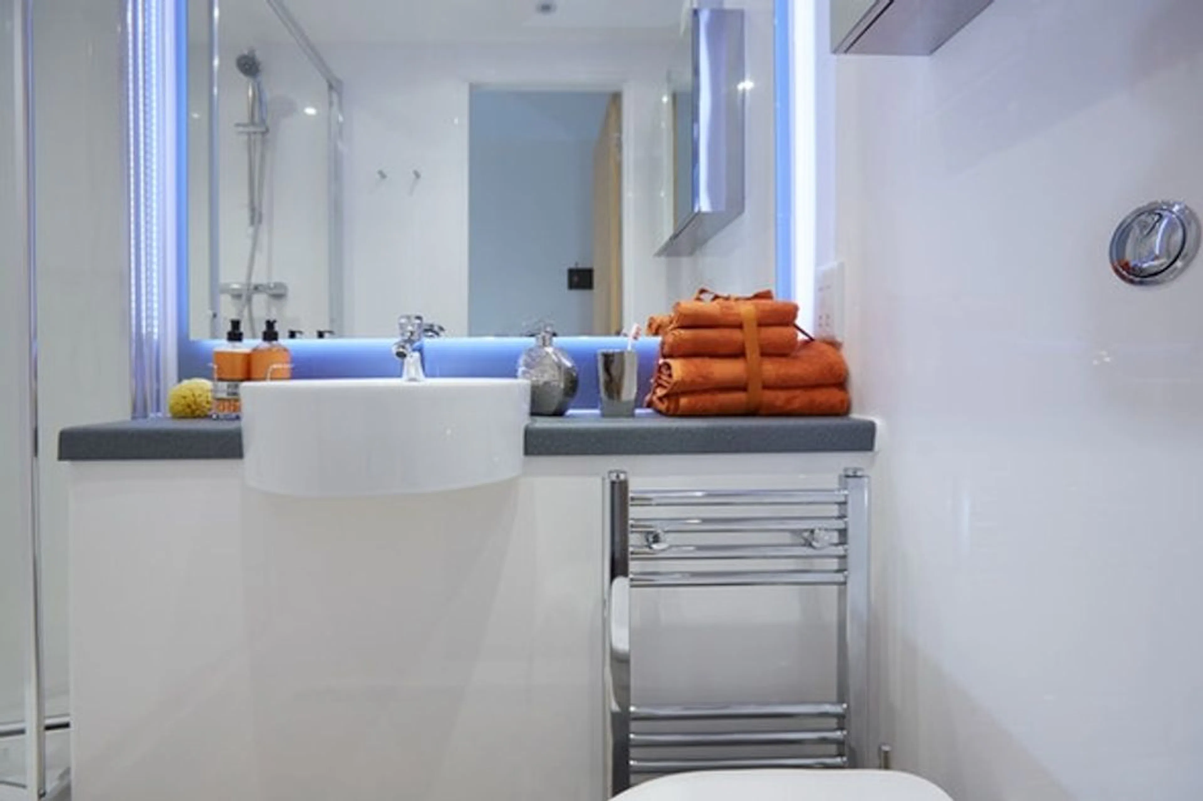 Ensuite-Bronze BATHROOM 2