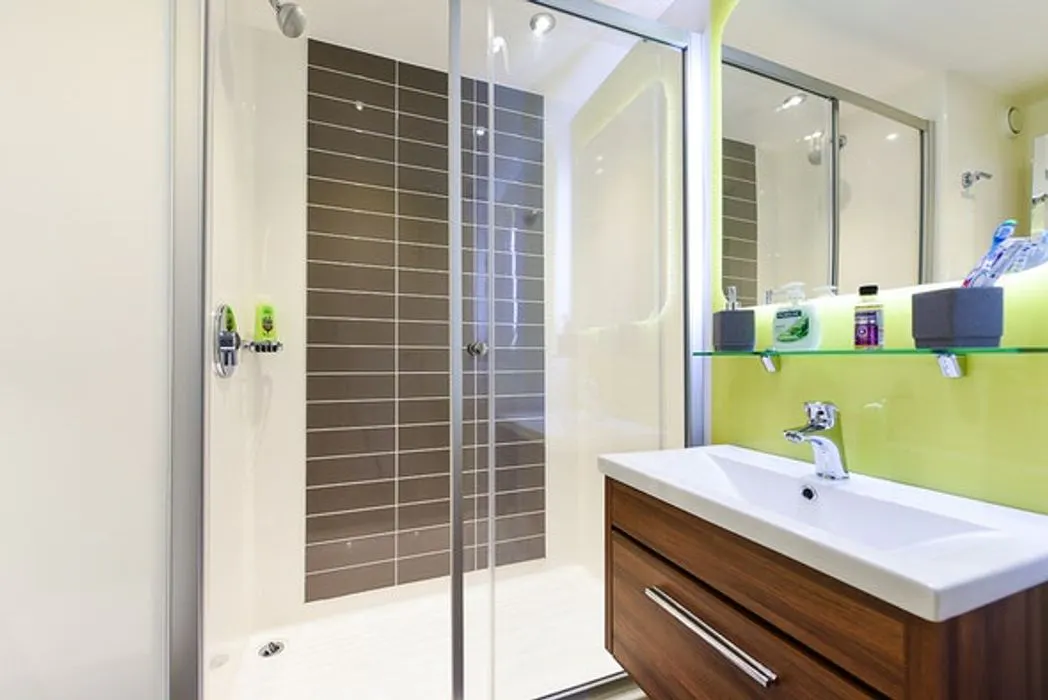 Ensuite-Bronze BATHROOM 2