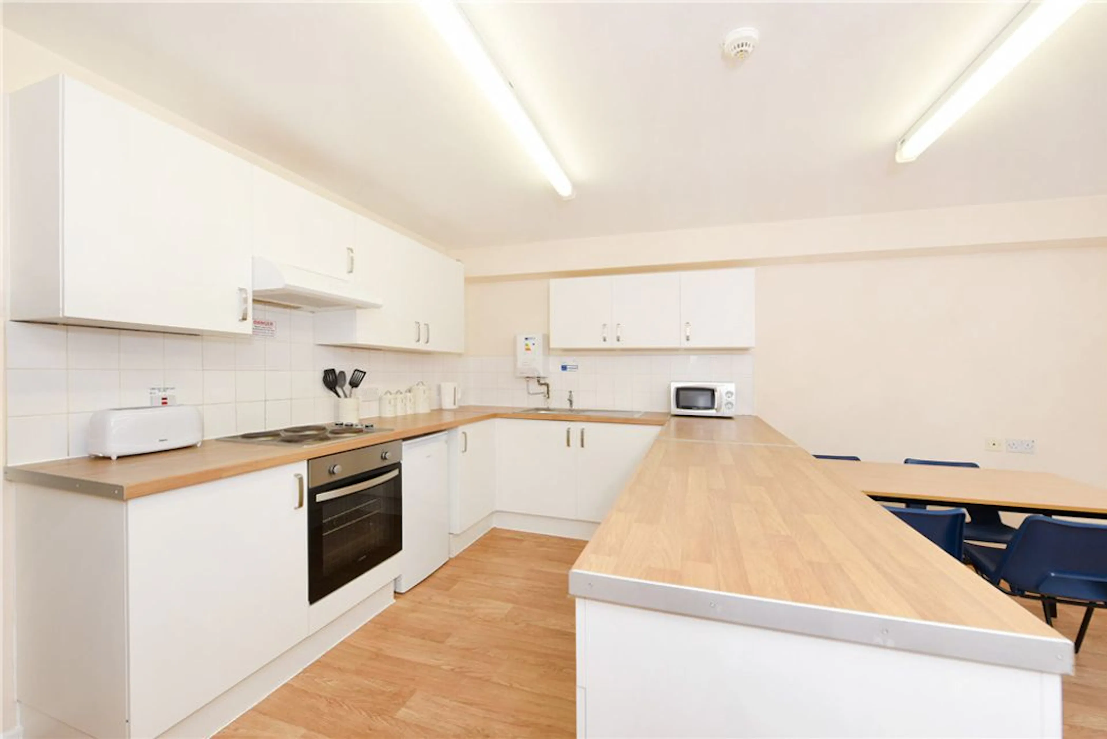 Bronze En-Suite KITCHEN 1