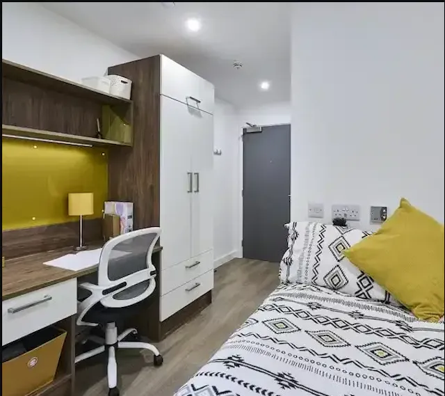 Ensuite Gold room image 1