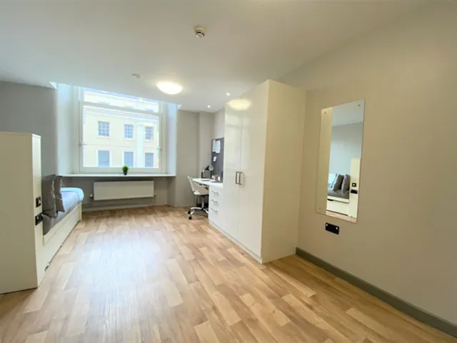 Ensuite-Gold room image 2