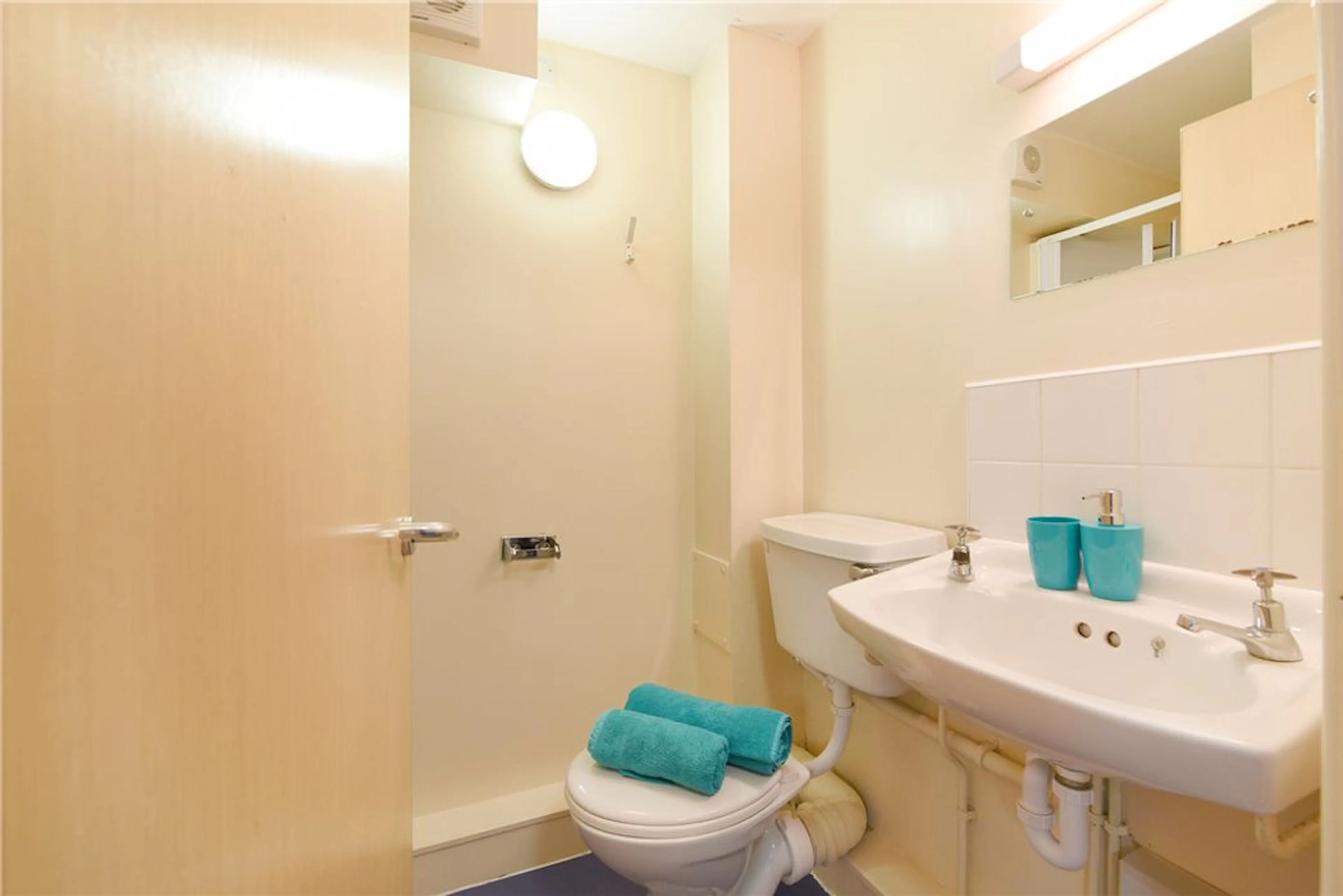 Gold En-Suite BATHROOM 4