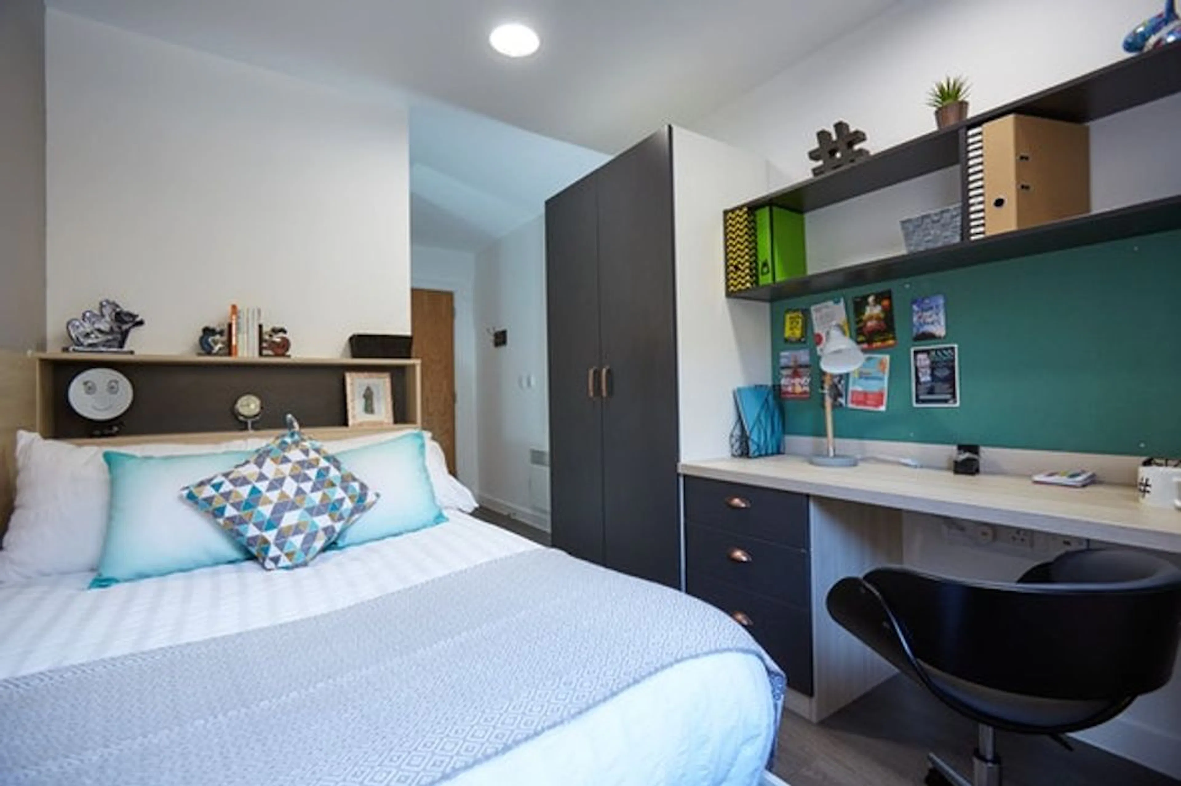 Ensuite-Gold ROOM 3