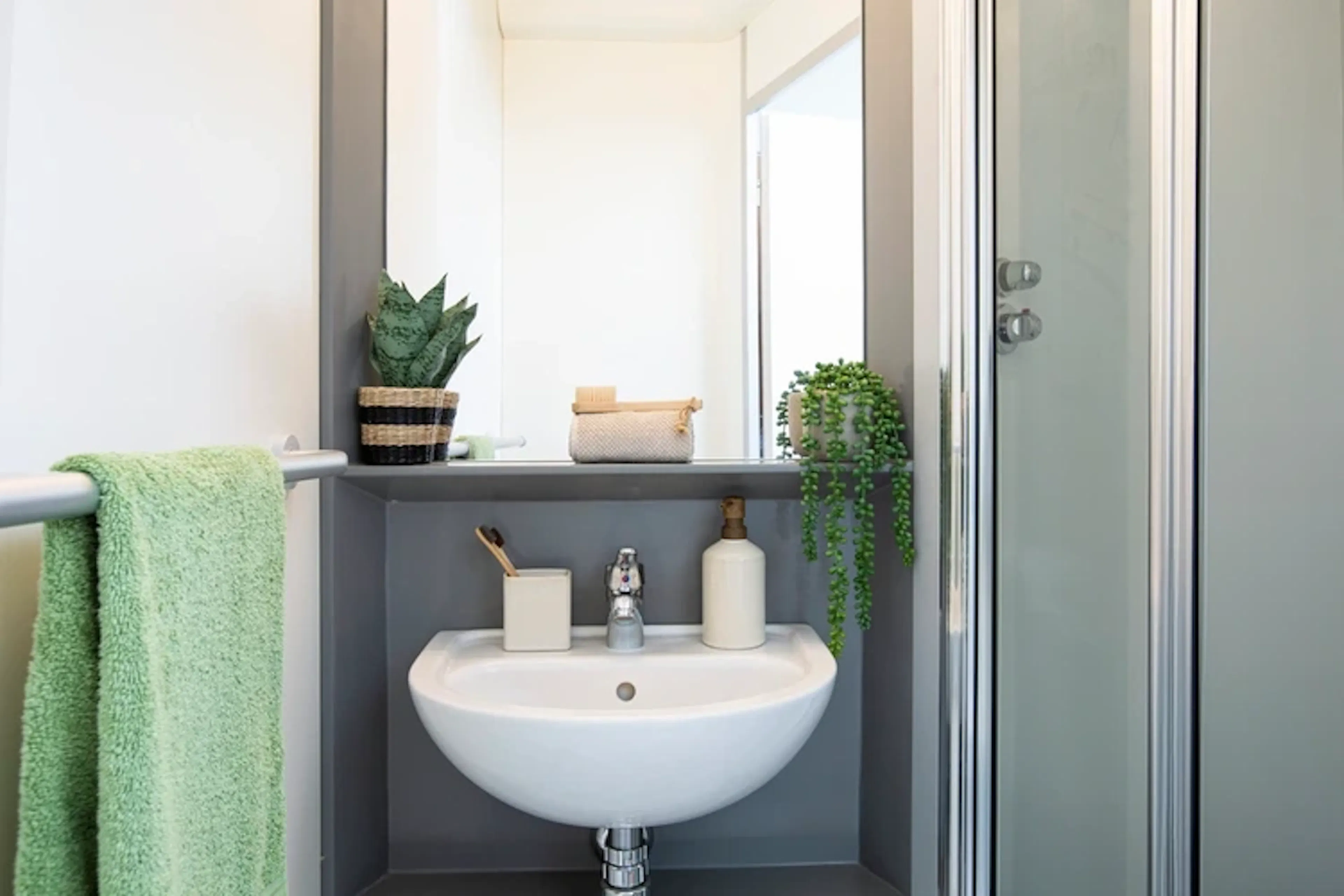 Ensuite Large High Double BATHROOM 3