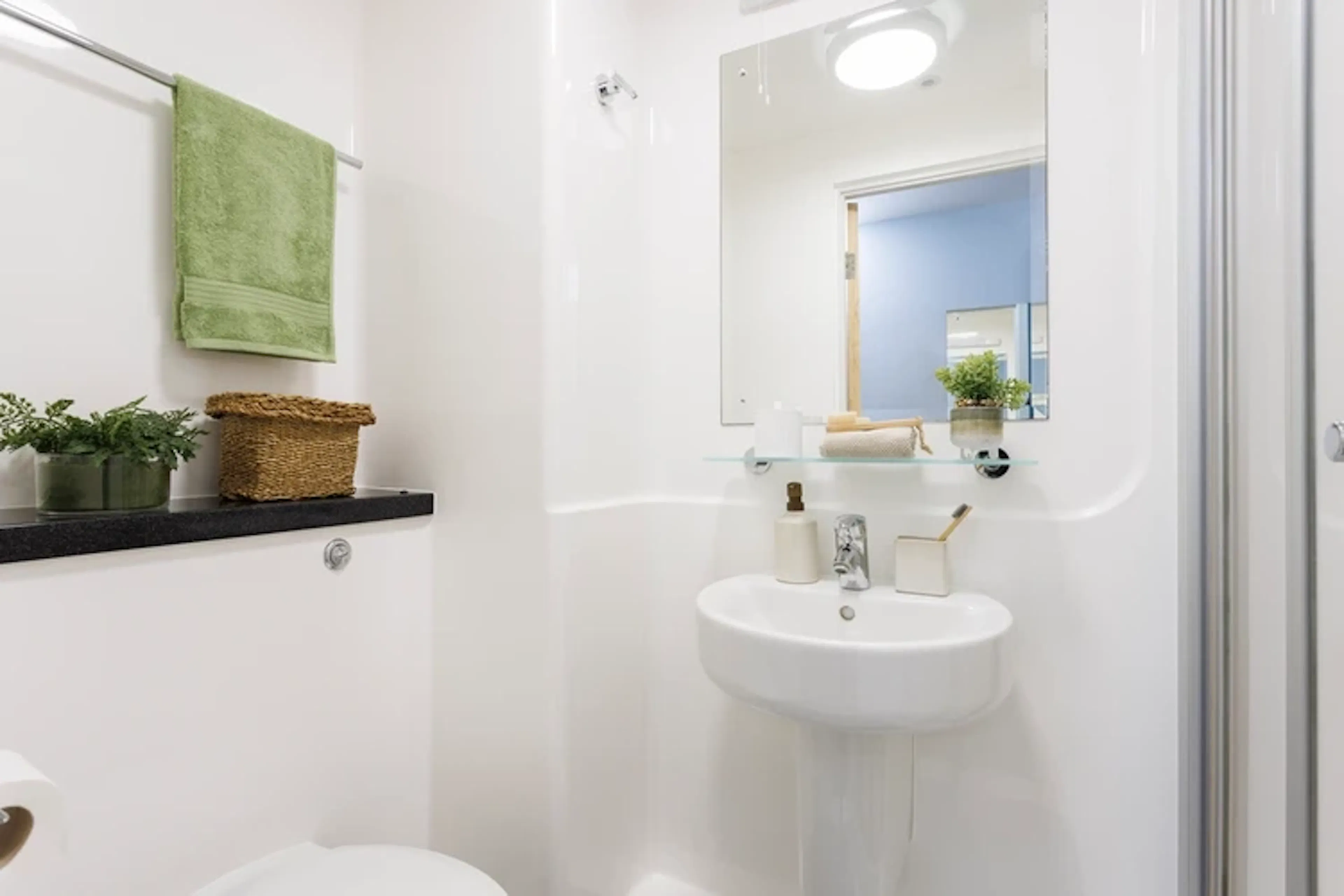 Ensuite Large Standard Double BATHROOM 3