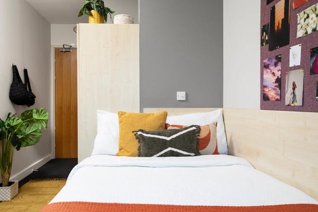 beaumont-court-london-Ensuite Medium High Double