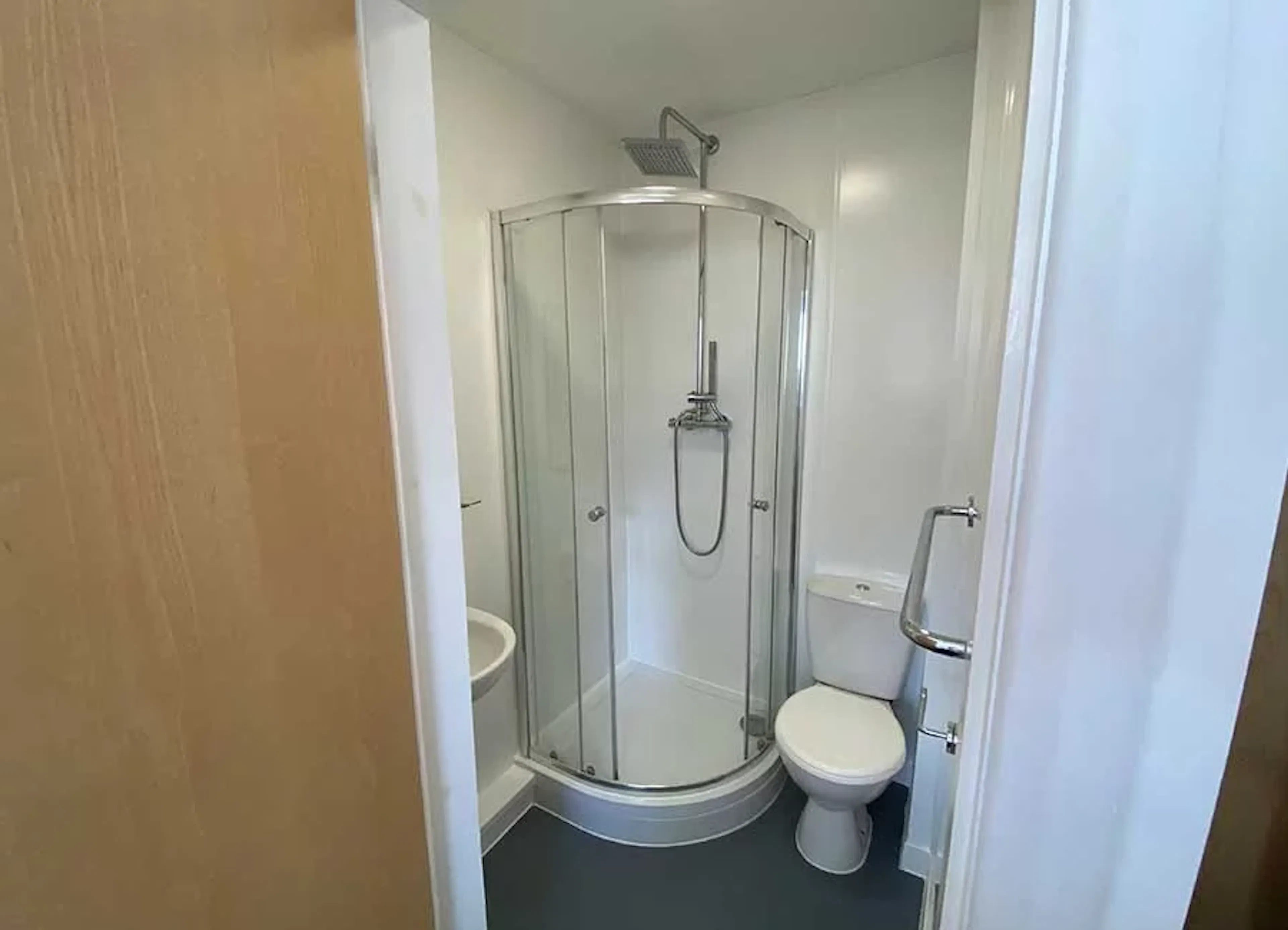 Ensuite Room (Gold-B) BATHROOM 4