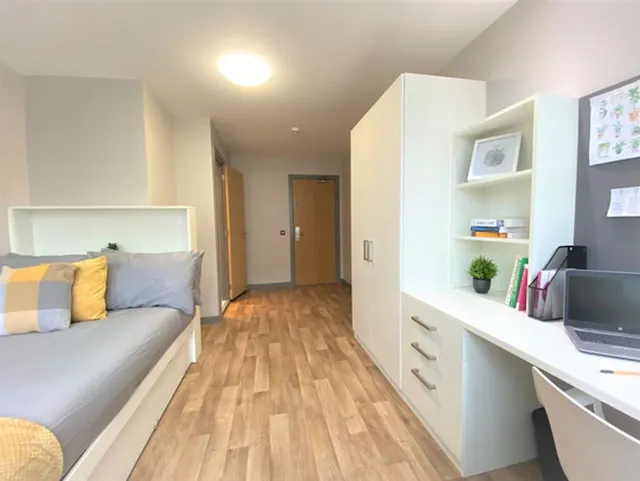 Ensuite-Silver room image 2
