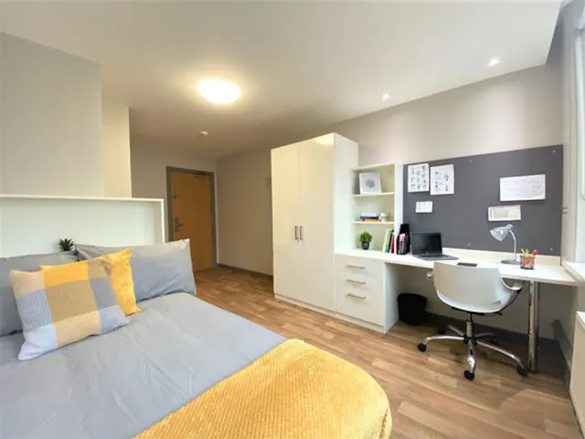 Ensuite-Silver room image 1