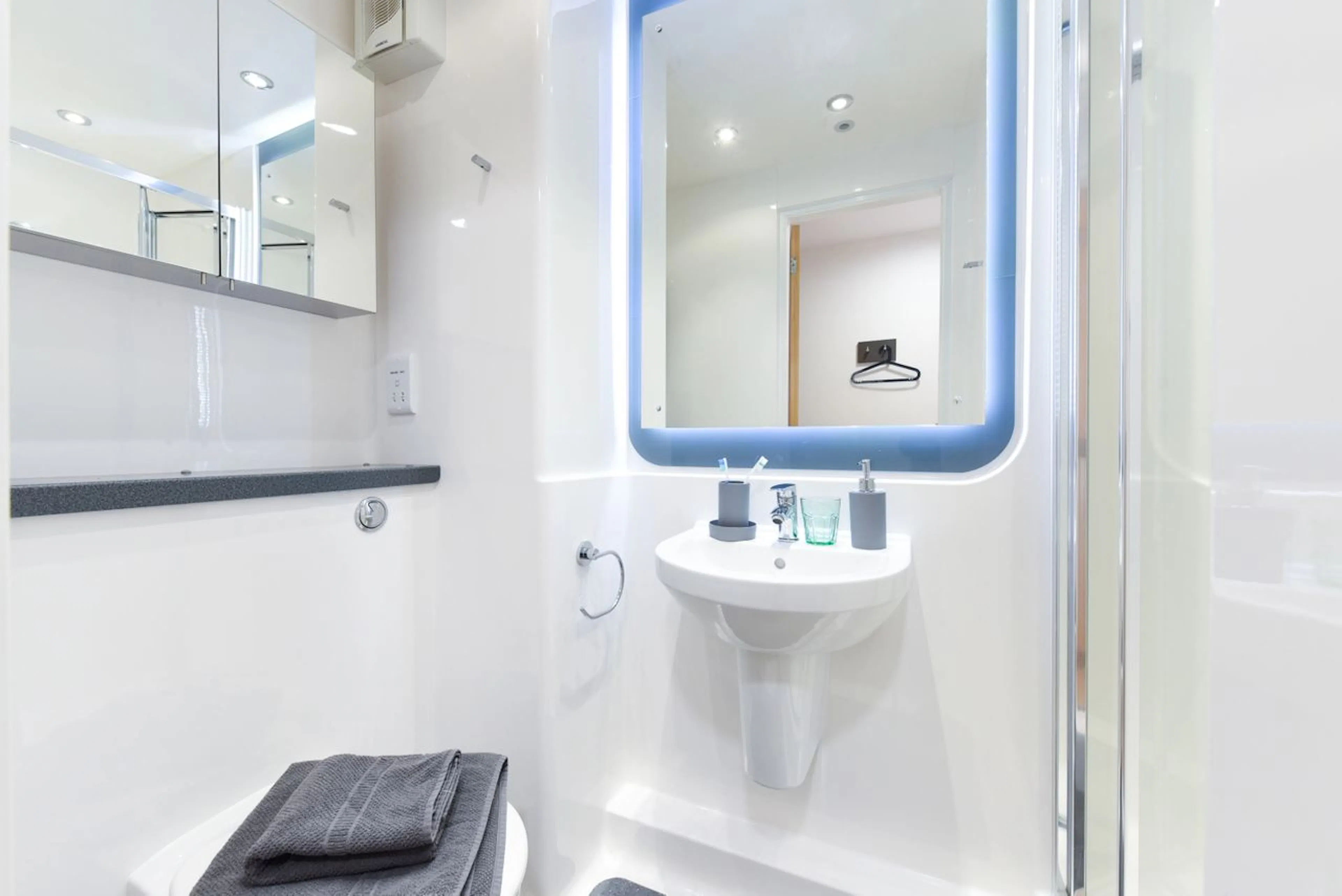 Silver En-Suite BATHROOM 4
