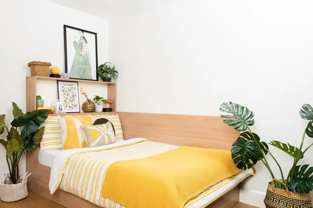 Ensuite: Three Bed Flat Extra Large High Double room image 2