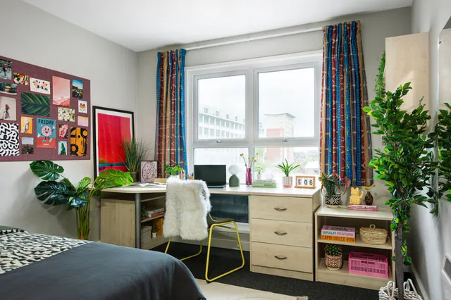 Ensuite: Three Bed Flat Extra Large Standard Double room image 1