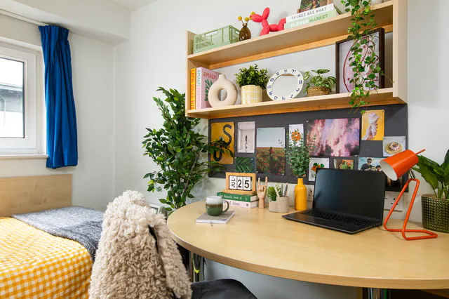 Ensuite: Three Bed Flat Medium High Double room image 1
