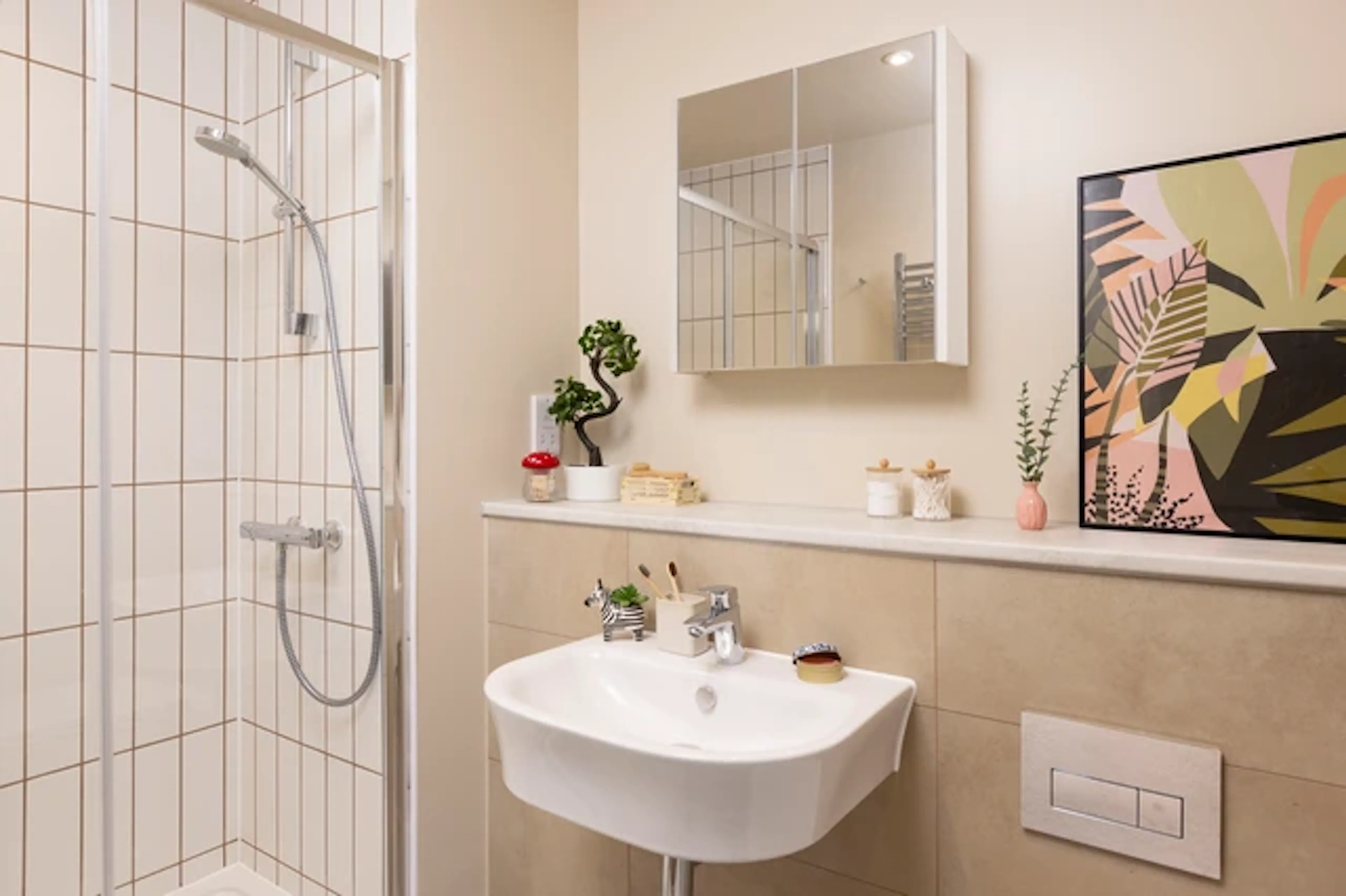 Ensuite: Three Bed Flat Extra Large Standard Double BATHROOM 1