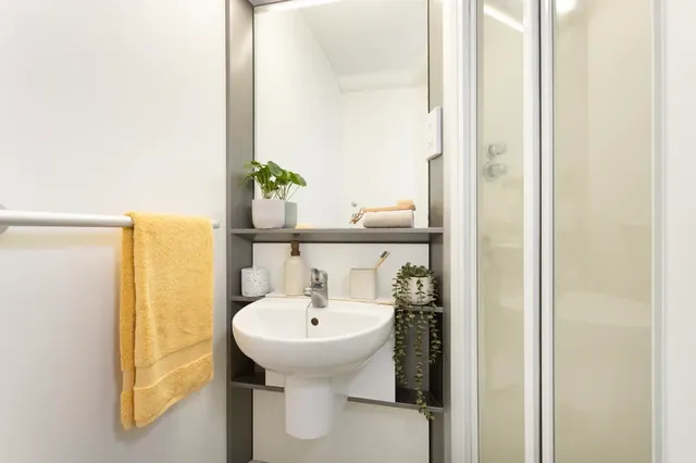 Ensuite: Three Bed Flat Large Standard Double BATHROOM 2