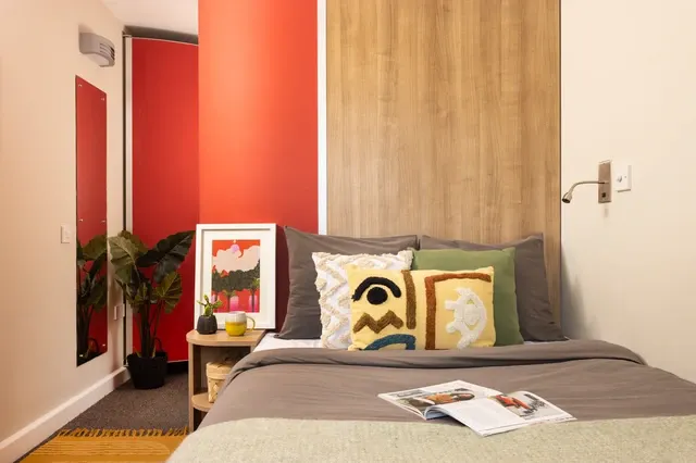 Ensuite: Three Bed Flat Large Standard Double room image 1