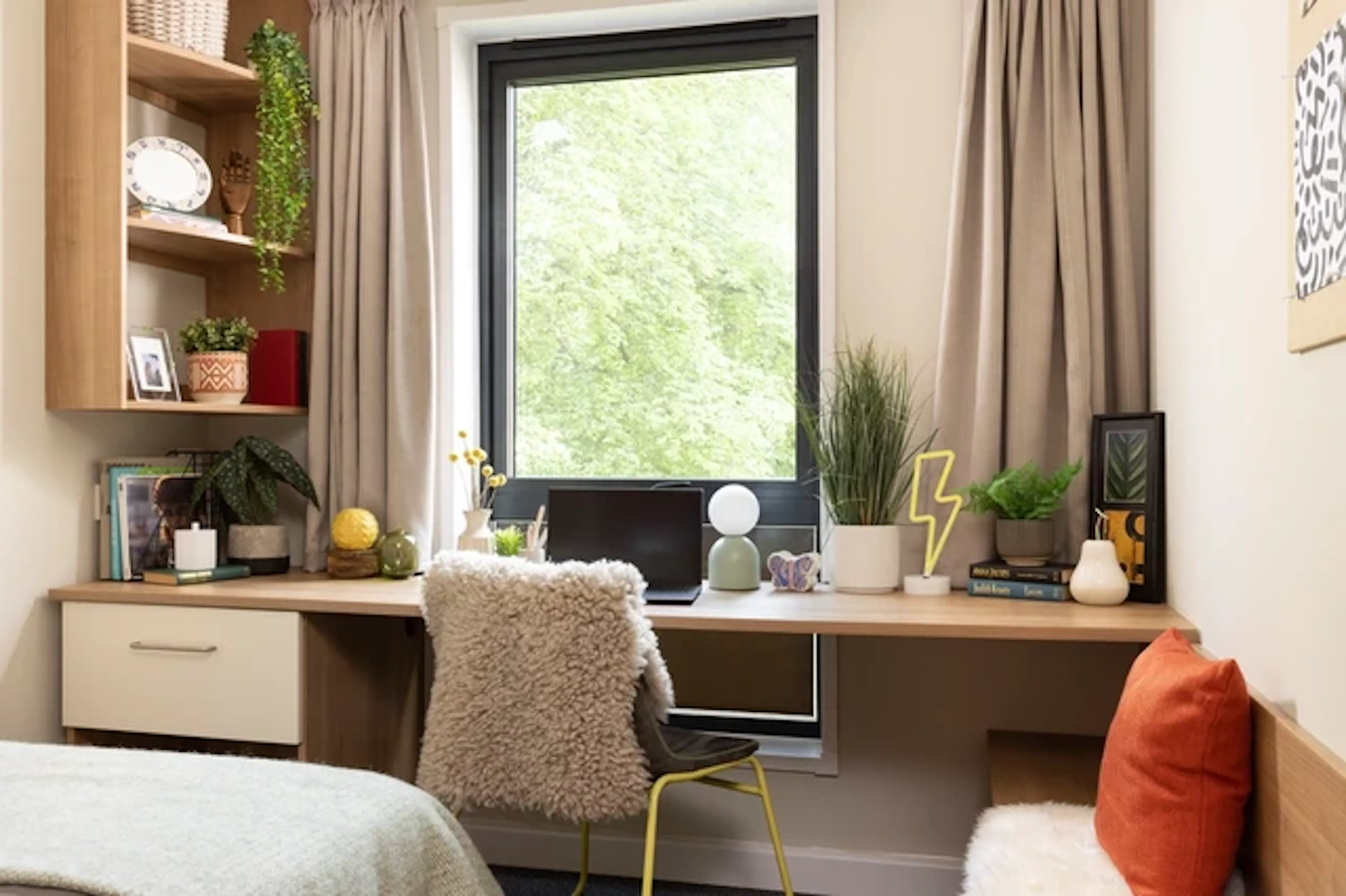 Ensuite: Three Bed Flat Large High Double ROOM 4