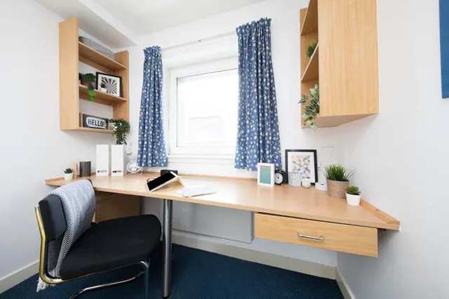 Ensuite: Two Bed Flat Large High Double ROOM 1