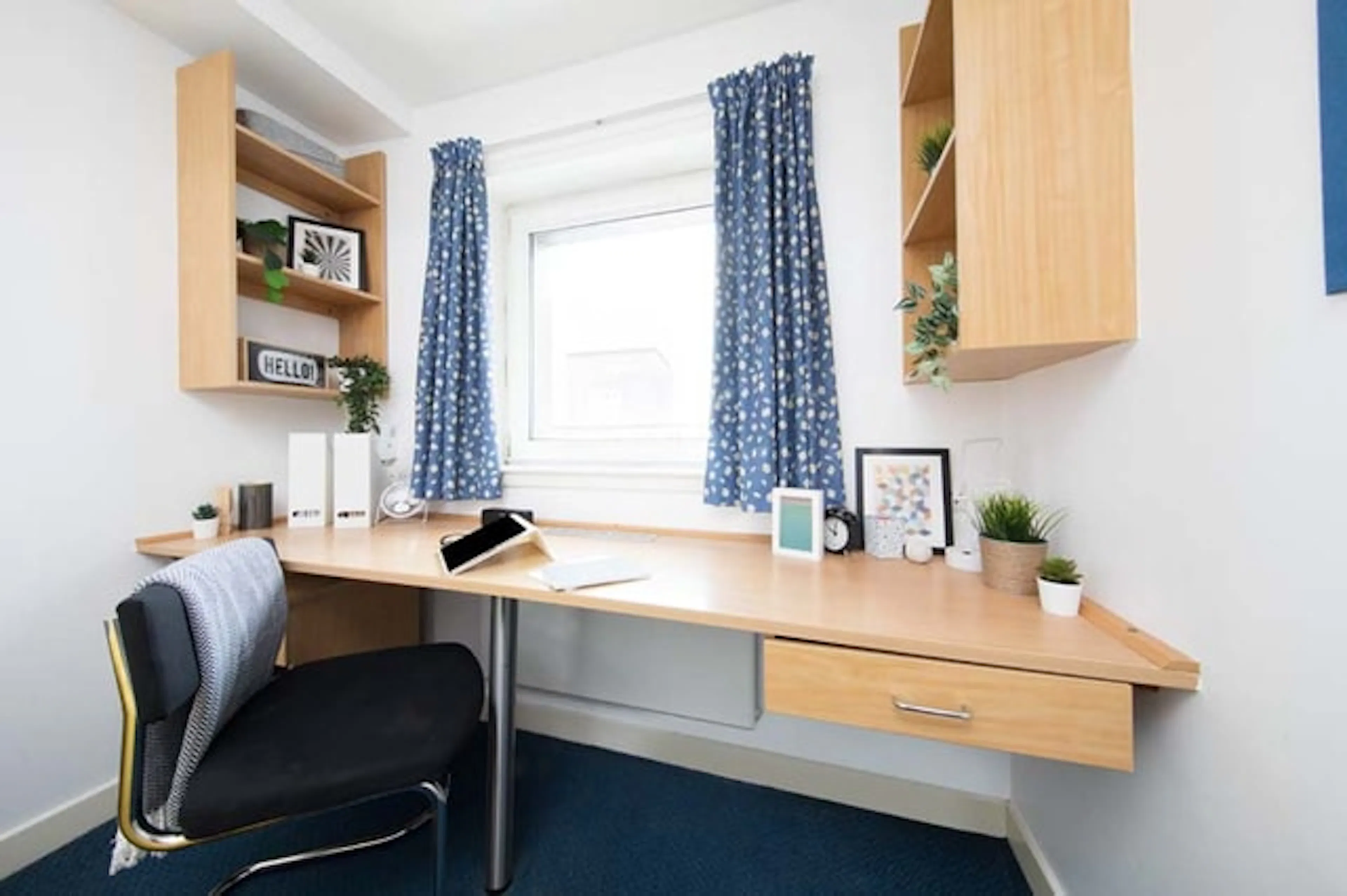 Ensuite: Two Bed Flat Large High Double ROOM 1